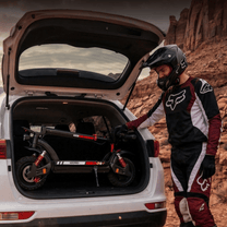 Zusammengeklappter iScooter GX3 Pro E-Scooter im Kofferraum