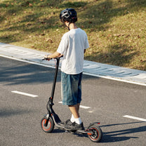 Person steht neben dem iScooter i9M E-Scooter