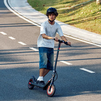 Person auf dem iScooter i9M E-Scooter in der Stadt