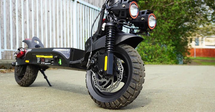 iScooter iX4 E-Scooter in der Seitenansicht auf einem Fußweg