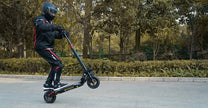 Person auf dem iScooter iX4 E-Scooter in der Stadt