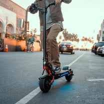 Person auf dem KAABO MANTIS 8 PLUS E-Scooter auf einer Straße
