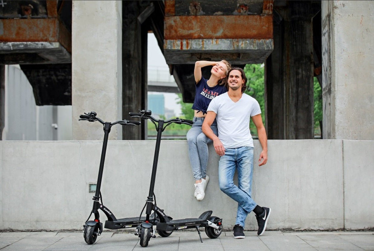 Zwei Fahrer mit dem KAABO MANTIS 8 PLUS E-Scooter auf einer Straße
