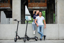 Zwei Fahrer mit dem KAABO MANTIS 8 PLUS E-Scooter auf einer Straße