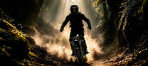 Person auf dem KingSong F22 Pro elektrischen Einrad im Wald