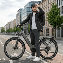 Mann steht neben dem KOOLUX X2 E-Bike in der Stadt