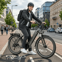 Mann steht neben dem KOOLUX X2 E-Bike in der Stadt