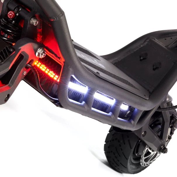 NAMI BURN-E 3 MAX E-Scooter mit eingeschalteter Beleuchtung