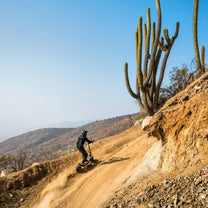 Person auf dem NAMI BURN-E 3 MAX E-Scooter in der Wüste