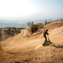 Person auf dem NAMI BURN-E 3 MAX E-Scooter in der Wüste