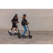 Person auf dem Segway Ninebot E2 Pro E-Scooter in der Stadt