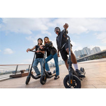 Person steht neben dem Segway Ninebot E2 Pro E-Scooter