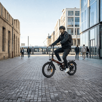 Mann auf dem Onemile E2 faltbaren E-Bike auf einer Straße