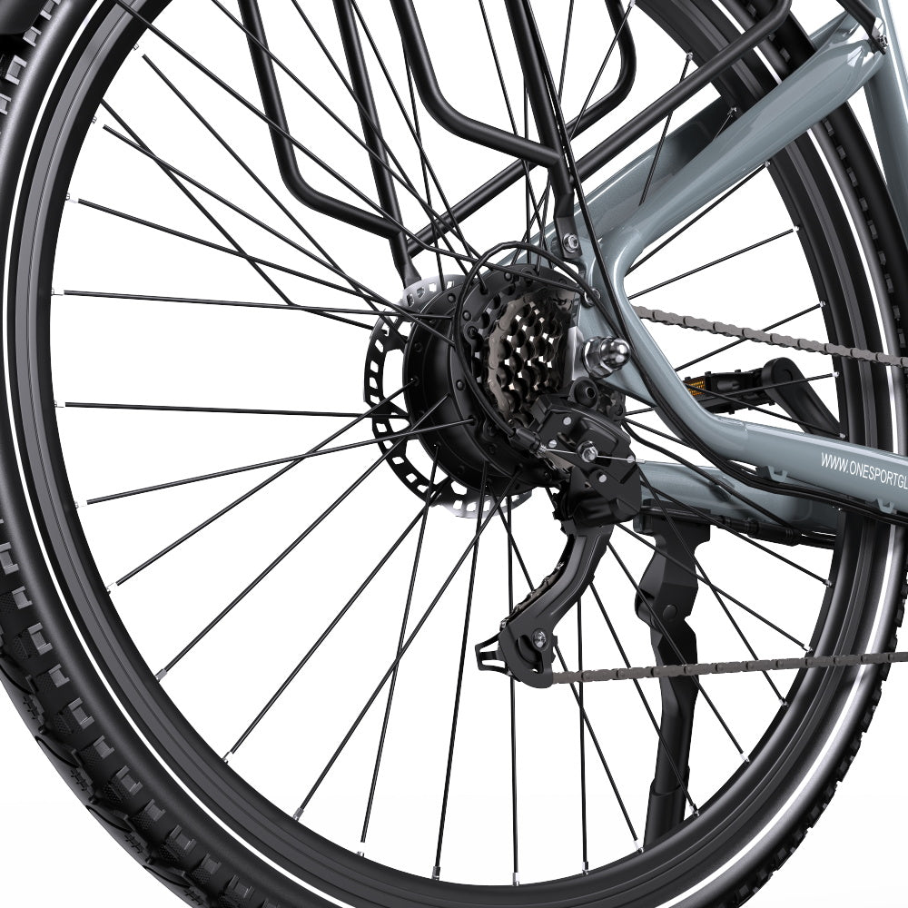 Hinterrad des OneSport OT05 Pro in Hellblau aus niedriger Perspektive