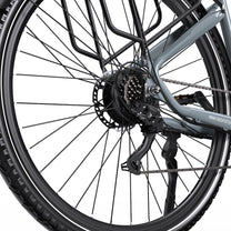 Hinterrad des OneSport OT05 Pro in Hellblau aus niedriger Perspektive