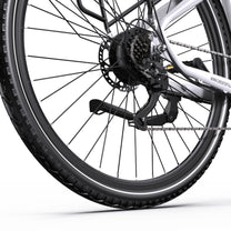 Hinterrad des OneSport OT05 Pro in Weiß aus niedriger Perspektive