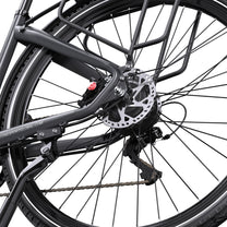 Hinterrad des OneSport OT05 Pro in Schwarz aus niedriger Perspektive