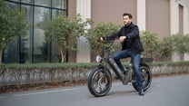 Mann auf dem OneSport OT08 Pro Fatbike-E-Bike in Grau auf einer Straße
