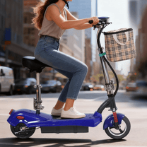 Frau auf dem SEEDREAM M5 E-Scooter