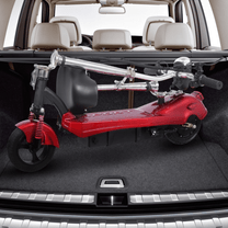 Zusammengeklappter SEEDREAM M5 E-Scooter im Kofferraum