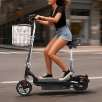 Frau auf dem SEEDREAM M5 E-Scooter