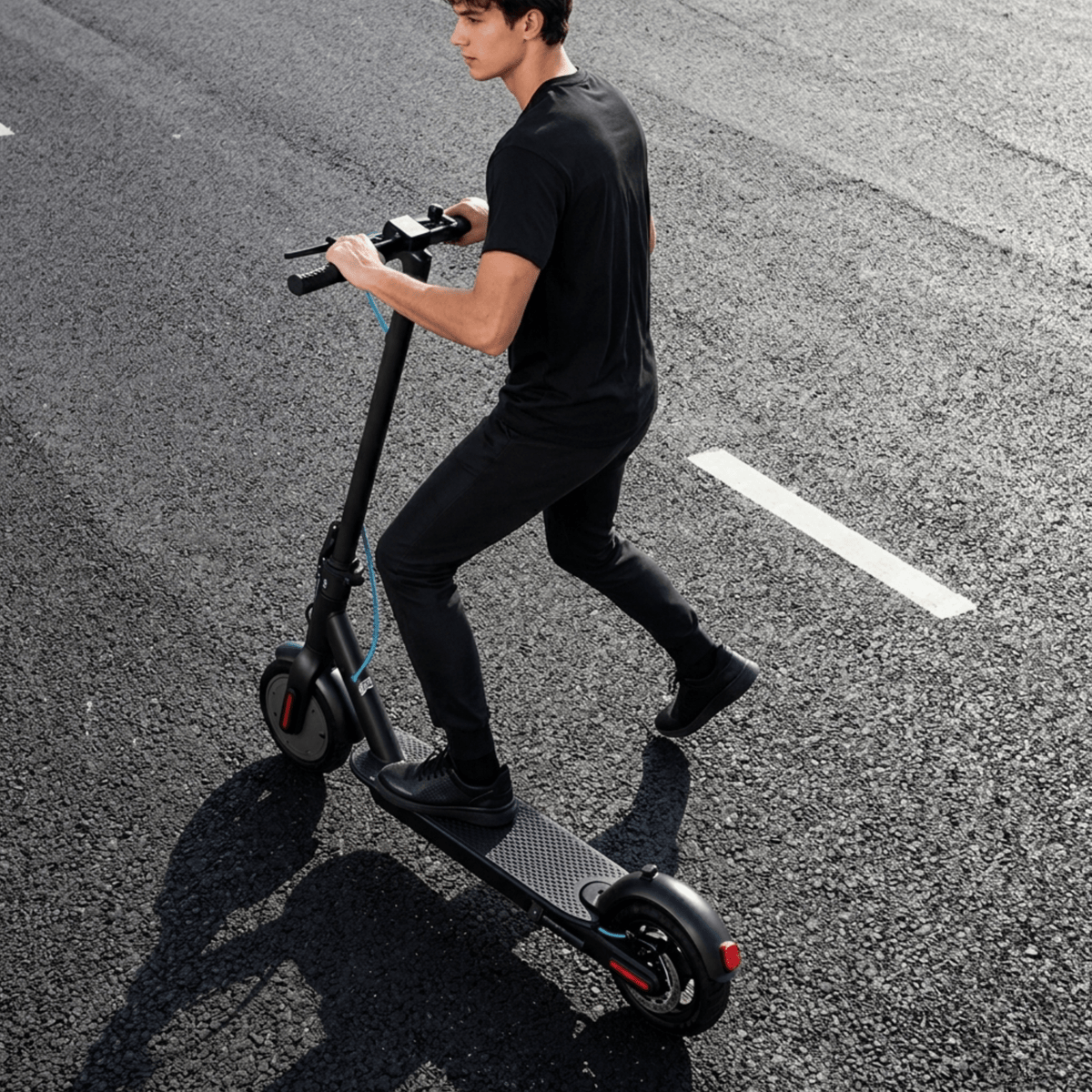 Mann auf dem SEEDREAM RED WING MINI E-Scooter auf der Straße