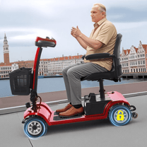 Älterer Mann sitzt auf dem SEEDREAM S-02 Elektromobil in der Stadt