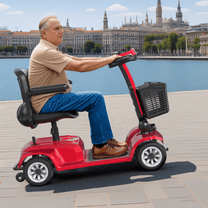 Älterer Mann sitzt auf dem SEEDREAM X-02 Elektromobil in der Stadt