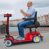 Älterer Mann sitzt auf dem SEEDREAM X-02 Elektromobil in der Stadt