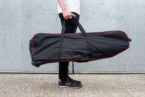 Aufbewahrungstasche mit Rollen für E-Scooter in der Hand