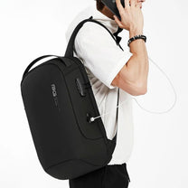 Smarter Rucksack Pro, von einer Person getragen, Seitenansicht