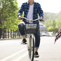 Standard-Fahrradkorb während der Fahrt