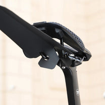 Hinteres Fahrradschutzblech in Schwarz am Fahrrad, Schrägansicht