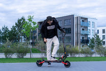 Mann auf dem TEVERUN BLADE Q PRO E-Scooter