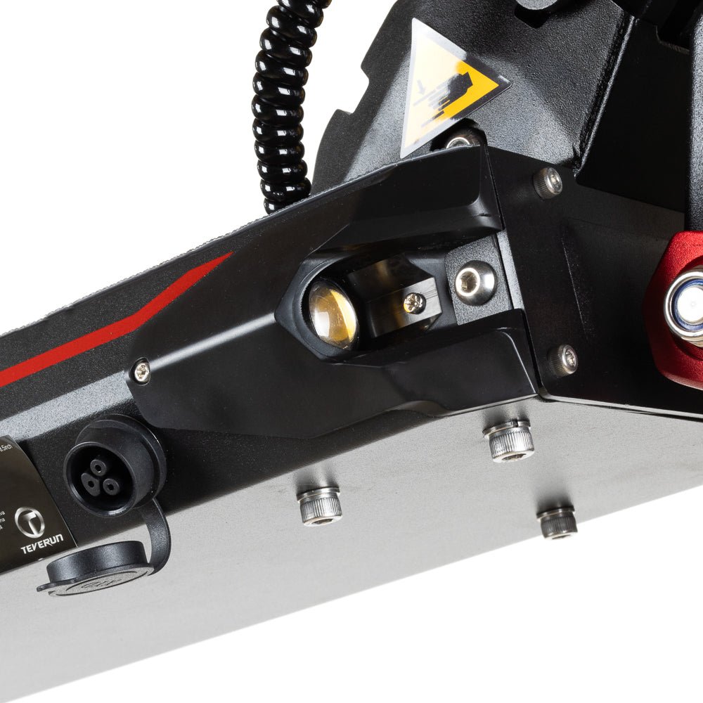 Ladeanschluss des TEVERUN BLADE Q PRO