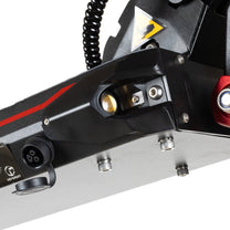 Ladeanschluss des TEVERUN BLADE Q PRO