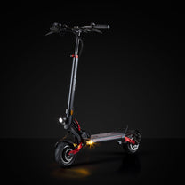 TEVERUN BLADE Q PRO E-Scooter schräg von vorne vor dunklem Hintergrund