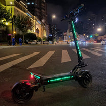 TEVERUN FIGHTER ELEVEN+ V4 E-Scooter mit eingeschalteter Beleuchtung in abendlicher Umgebung