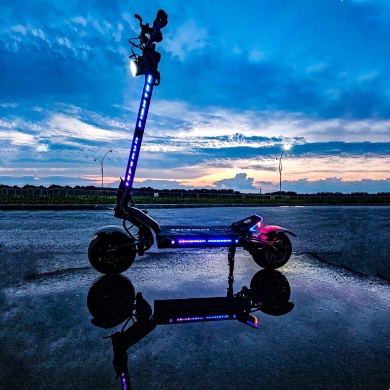 TEVERUN FIGHTER ELEVEN+ V4 E-Scooter schräg von vorne bei Sonnenuntergang