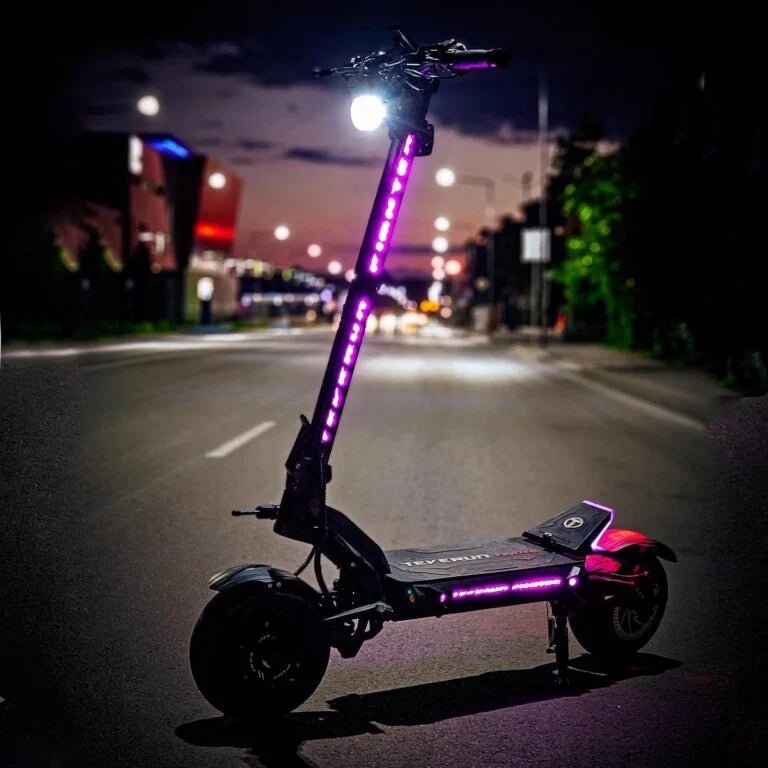 TEVERUN FIGHTER ELEVEN+ V4 E-Scooter mit eingeschalteter Beleuchtung in abendlicher Umgebung