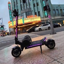 TEVERUN FIGHTER SUPREME ULTRA V4 E-Scooter mit eingeschalteter Beleuchtung in der Stadt