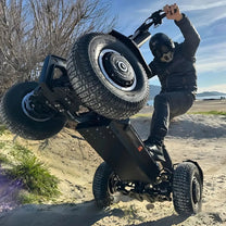 Person steht neben dem TEVERUN TETRA E-Scooter