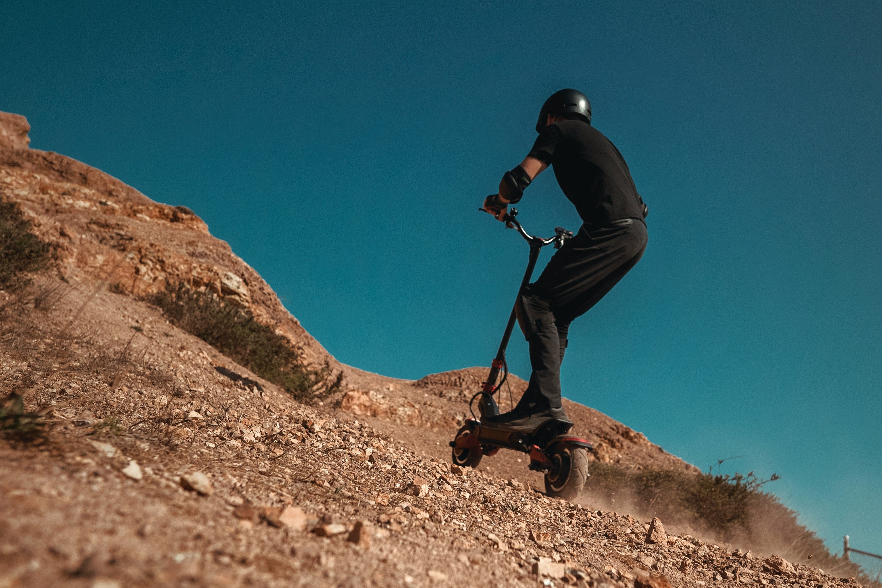 Person kör kraftfull elsparkcykel i terräng – offroad elscooter för äventyr och hög prestanda