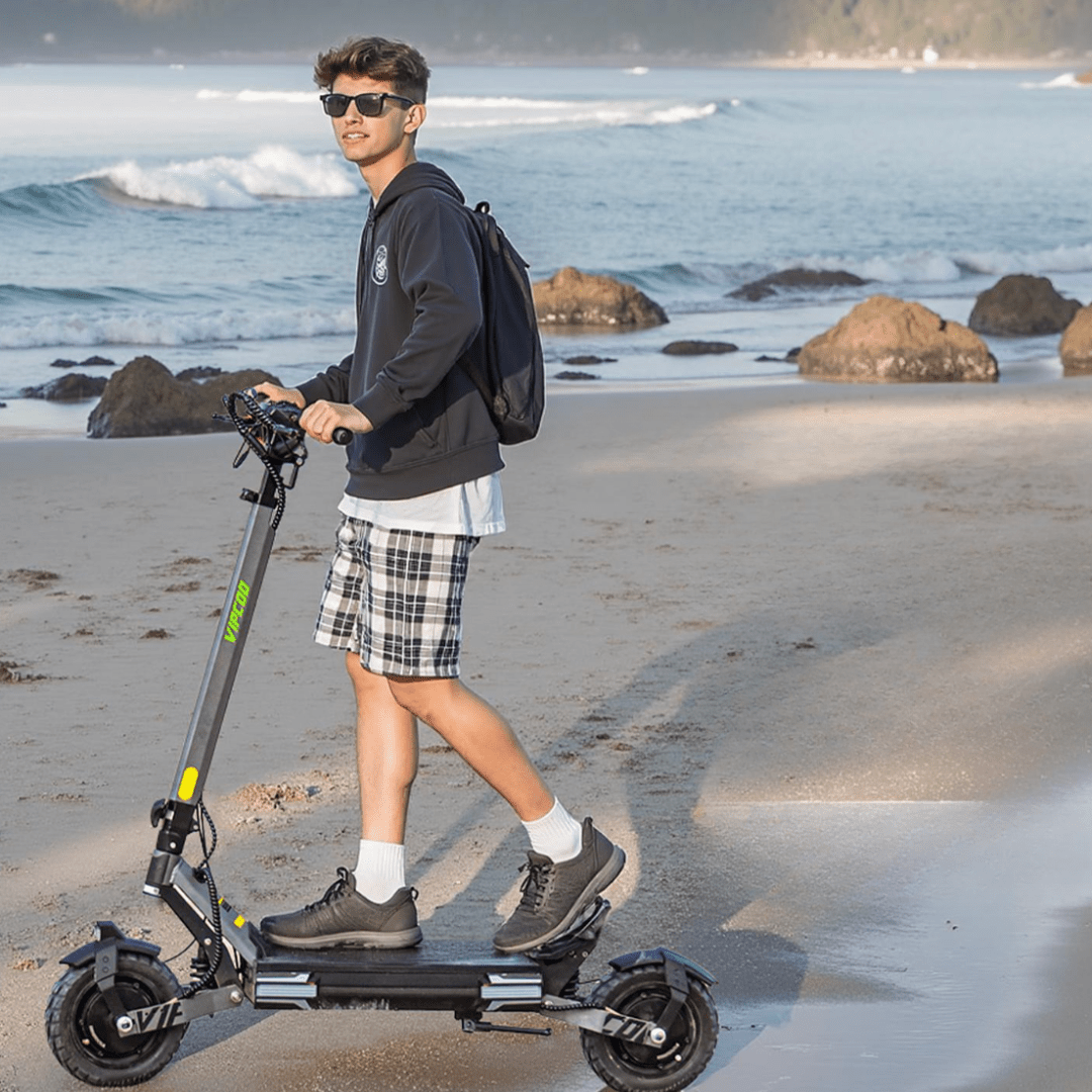 Mann auf dem VIPCOO VS6 E-Scooter am Meer