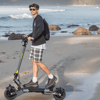 Mann auf dem VIPCOO VS6 E-Scooter am Meer