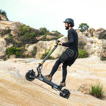 Mann auf dem VIPCOO VS6 E-Scooter auf einem Trail