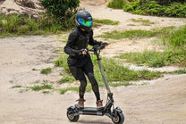 Person auf dem VIPCOO VS6 Pro E-Scooter auf einem Trail
