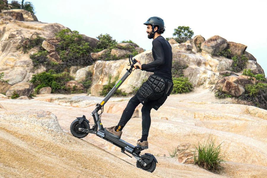 Mann auf dem VIPCOO VS6 Pro E-Scooter auf einem Trail