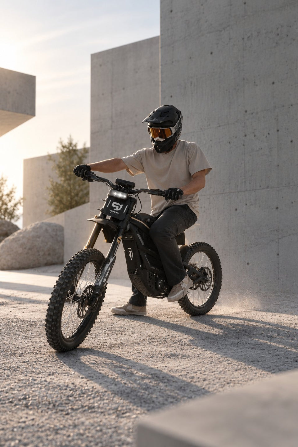 E-Cross von Wheelyshop – Fahrer mit Integralhelm vor moderner Betonarchitektur