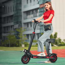 Frau steht neben dem Wheely J11 Max E-Scooter